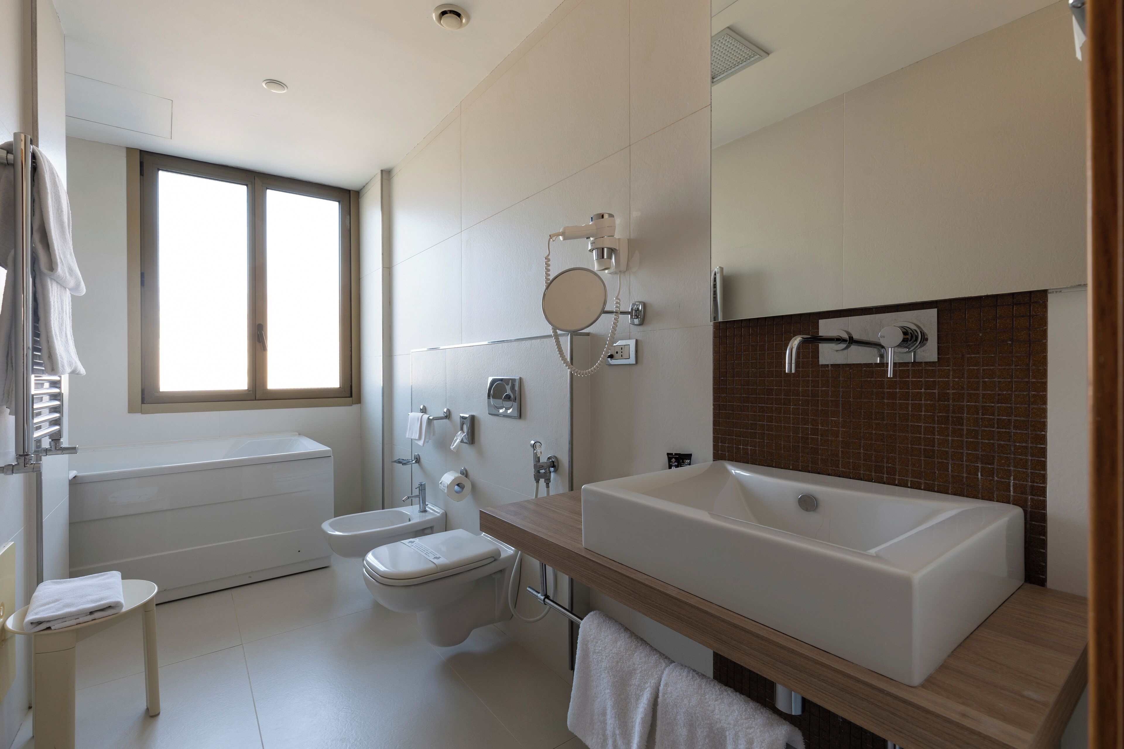 triple room | bathroom | shower, free toiletries, bidet, towels