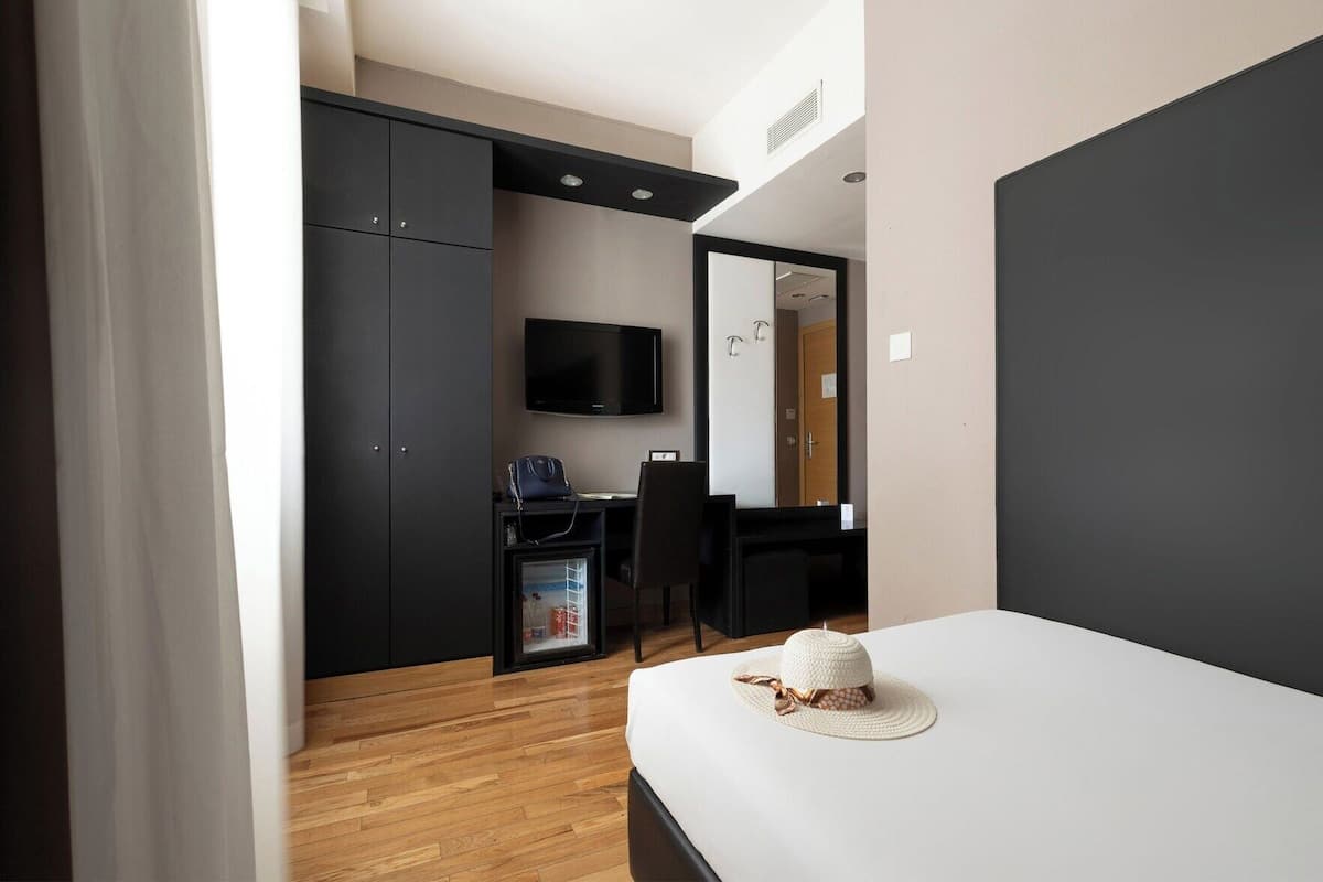 Minibar, coffres-forts dans les chambres, bureau, rideaux occultants
