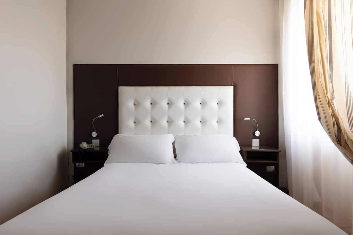 Standard-Doppelzimmer zur Einzelnutzung | Minibar, Zimmersafe, Schreibtisch, Verdunkelungsvorhänge