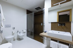 Suite Junior | Salle de bain | Douche, articles de toilette gratuits, bidet, serviettes fournies