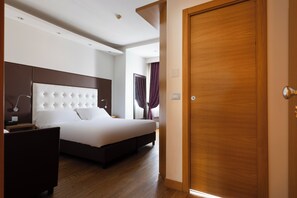 Triple Room | Minibar, in-room safe, desk, blackout curtains