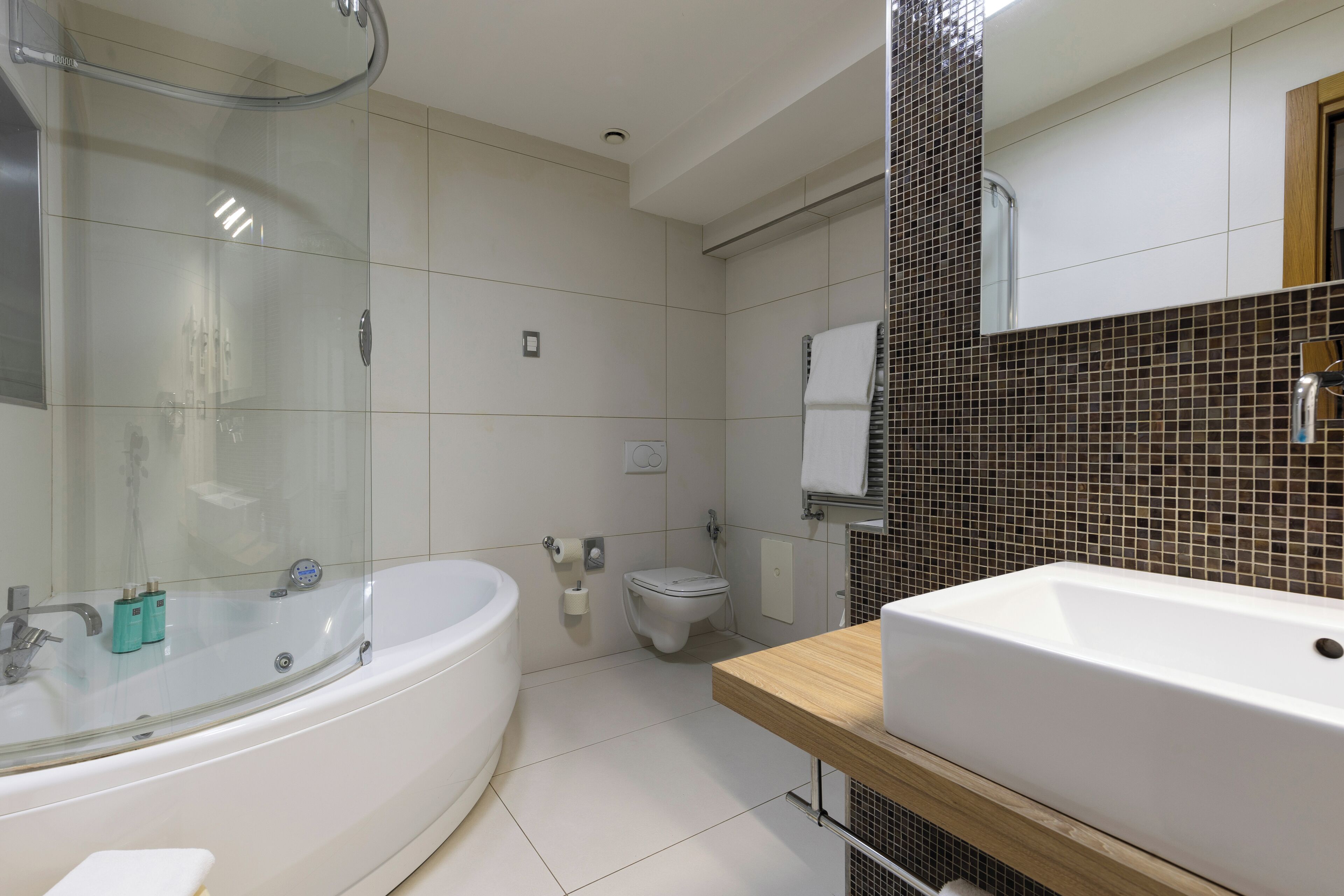 junior suite | bathroom | shower, free toiletries, bidet, towels