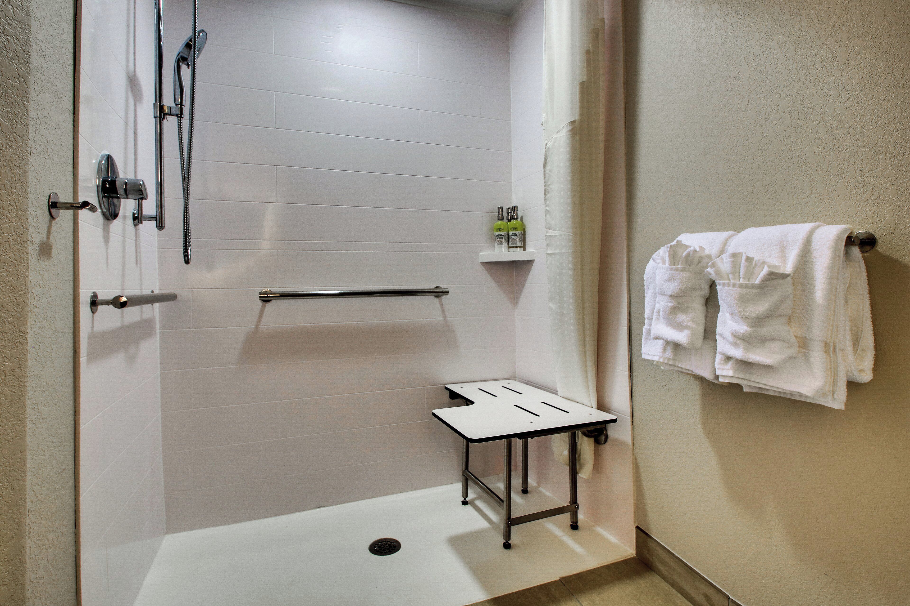 Articles de toilette écologiques, sèche-cheveux, serviettes fournies