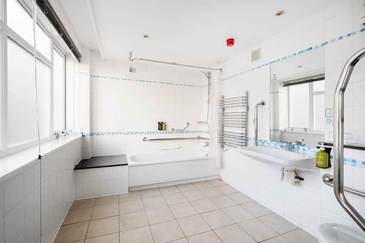 Ein modernes Badezimmer mit Badewanne, Dusche und Waschbecken.