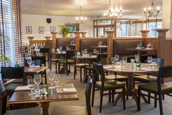 Serveert ontbijt, lunch, diner, internationale gerechten 