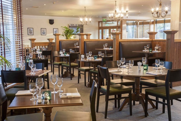 Serveert ontbijt, lunch, diner, internationale gerechten