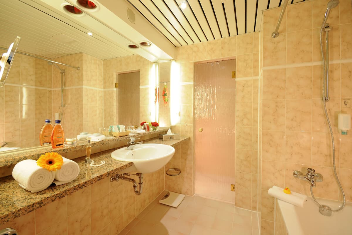 standard room, 1 king bed, non smoking | bathroom | bathtub, eco-friendly toiletries, hair dryer, towels