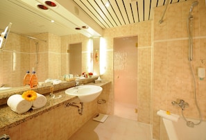 Standardzimmer, 1 King-Bett, Nichtraucher | Badezimmer | Badewanne, umweltfreundliche Kosmetikartikel, Haartrockner, Handtücher