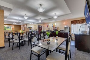 Buffet déjeuner gratuit tous les jours