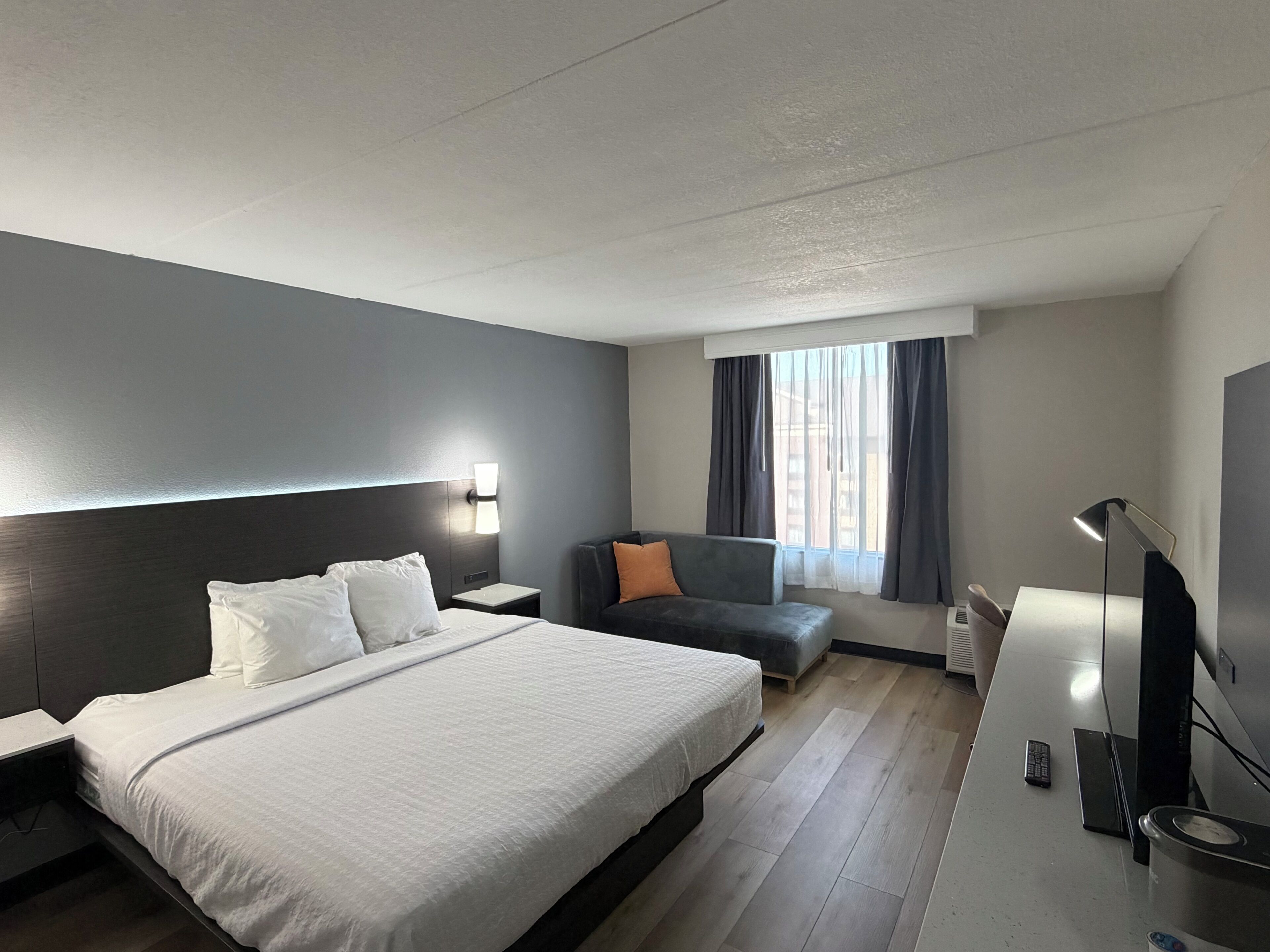 Quarto standard, 1 cama King, acessível, geladeira e micro-ondas (Bathtub) | Cofres nos quartos, escrivaninha, espaço de trabalho para notebook