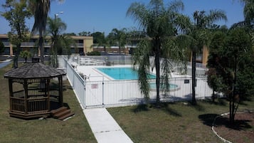 Piscina externa, funciona das 9h às 20h, guarda-sóis, espreguiçadeiras