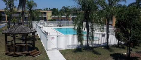 Piscine extérieure, parasols de plage, chaises longues