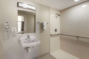 Combined shower/bathtub, free toiletries, towels