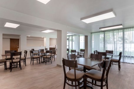 Free daily continental breakfast . Quality Inn Saint Petersburg North-Tampa Bay