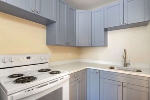 Suite, 1 King Bed, Non Smoking (Efficiency) | Desk, blackout curtains, iron/ironing board, free cots/infant beds