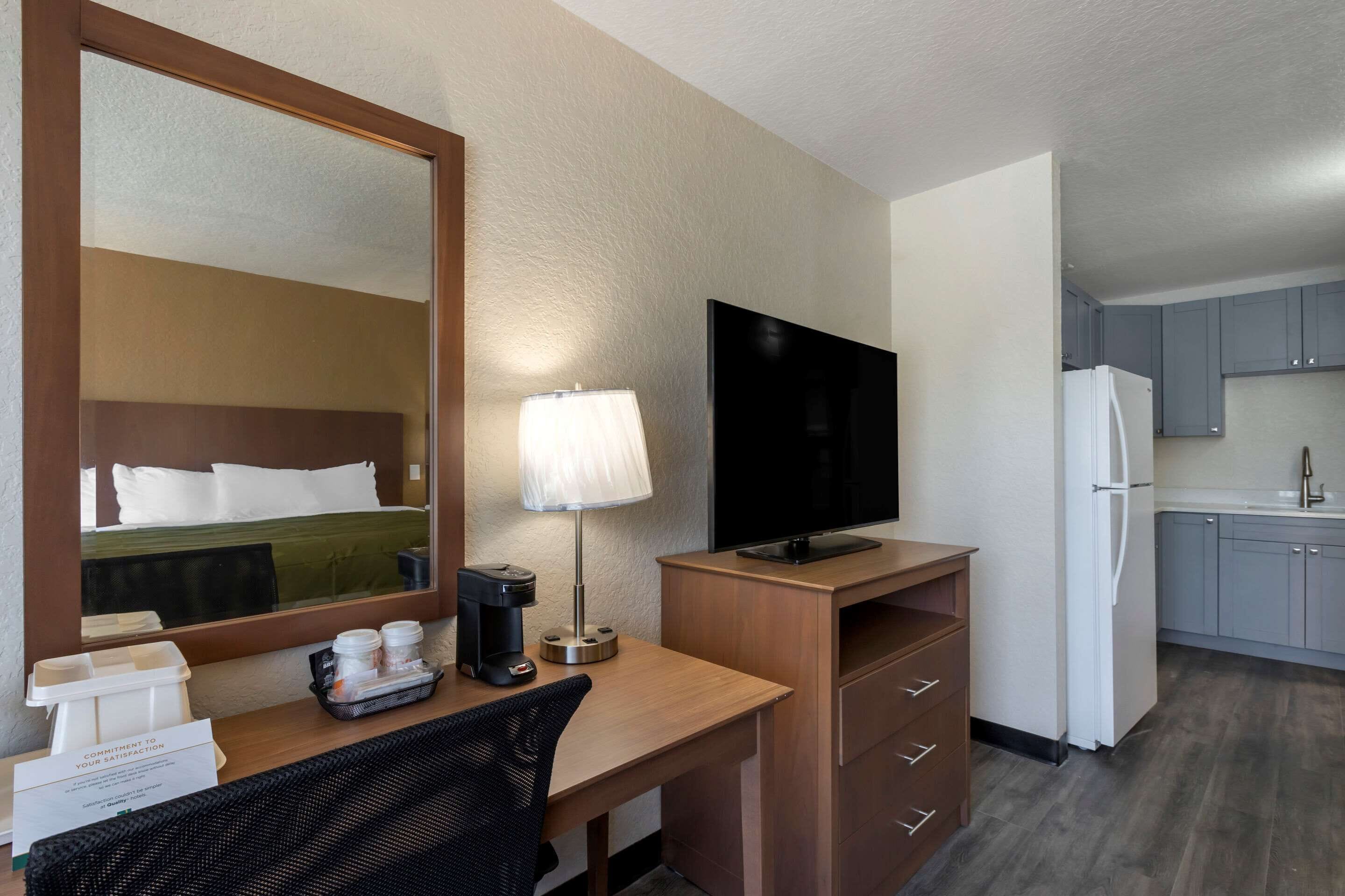 Suite, 1 King Bed, Non Smoking (Efficiency) | Desk, blackout curtains, iron/ironing board, free cots/infant beds