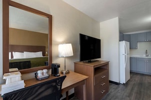 Escritorio, cortinas blackout y tabla de planchar con plancha