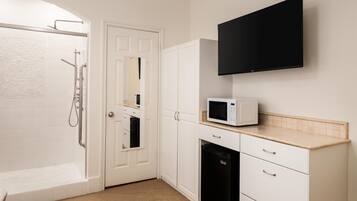 标准房, 1 张大床, 无烟房, 冰箱和微波炉 | 熨斗/熨衣板、收费 WiFi、床单