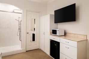 Standardzimmer, 1 Queen-Bett, Nichtraucher, Kühlschrank und Mikrowelle