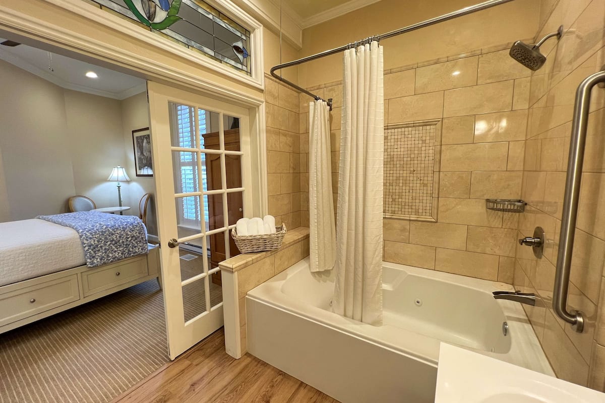 standard room, 1 queen bed, non smoking, jetted tub | bathroom | eco-friendly toiletries, hair dryer, towels