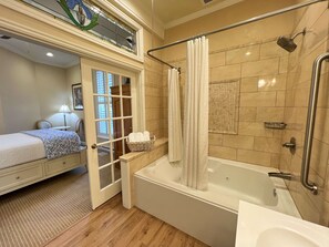 Standardzimmer, 1 Queen-Bett, Nichtraucher, Whirlpool | Badezimmer