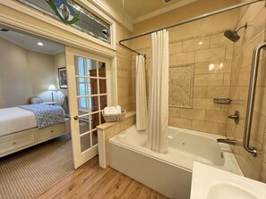 Standard Room, 1 Queen Bed, Non Smoking, Jetted Tub | Bathroom