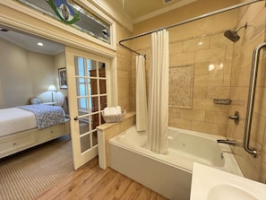Standardzimmer, 1 Queen-Bett, Nichtraucher, Whirlpool | Badezimmer