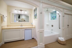 Eco-friendly toiletries, hair dryer - Best Western Grandma's Feather Bed (Juneau)