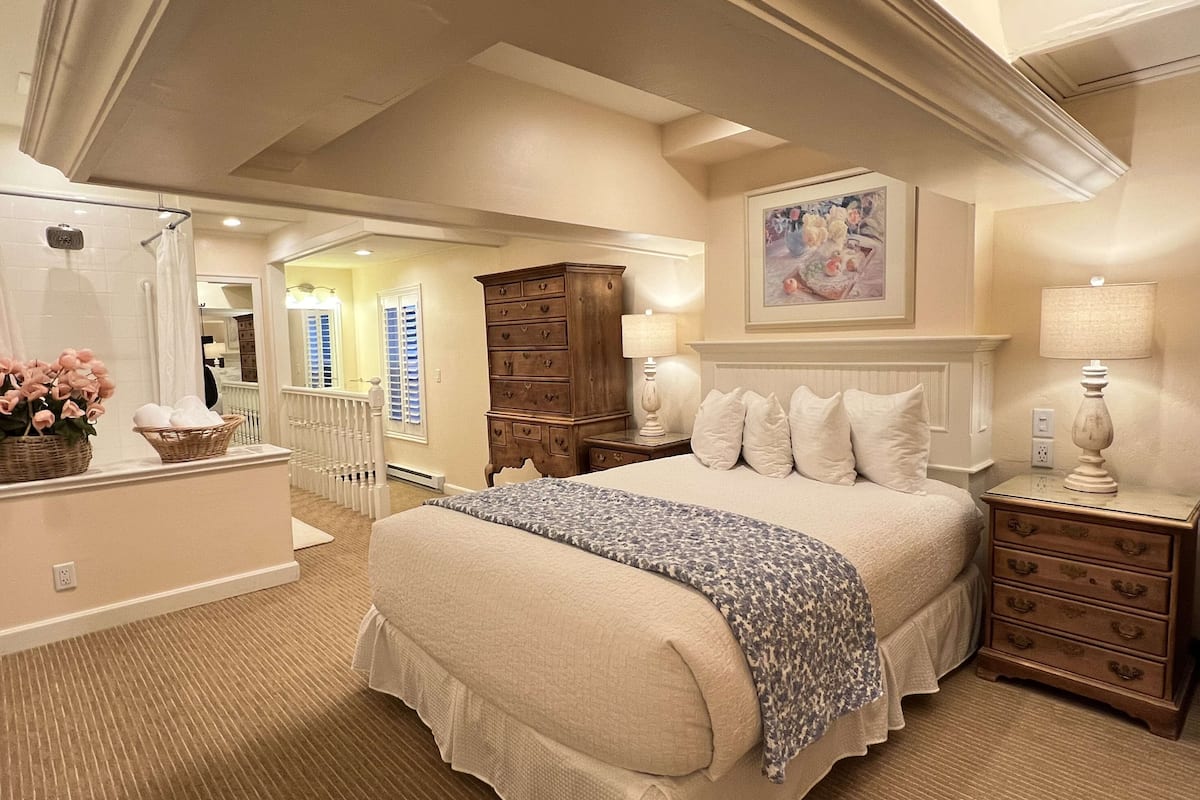 standard room, 1 queen bed, non smoking, jetted tub | iron/ironing board, wifi, bed sheets