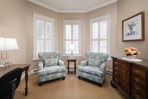 Junior Suite, 1 King Bed, Non Smoking, Jetted Tub