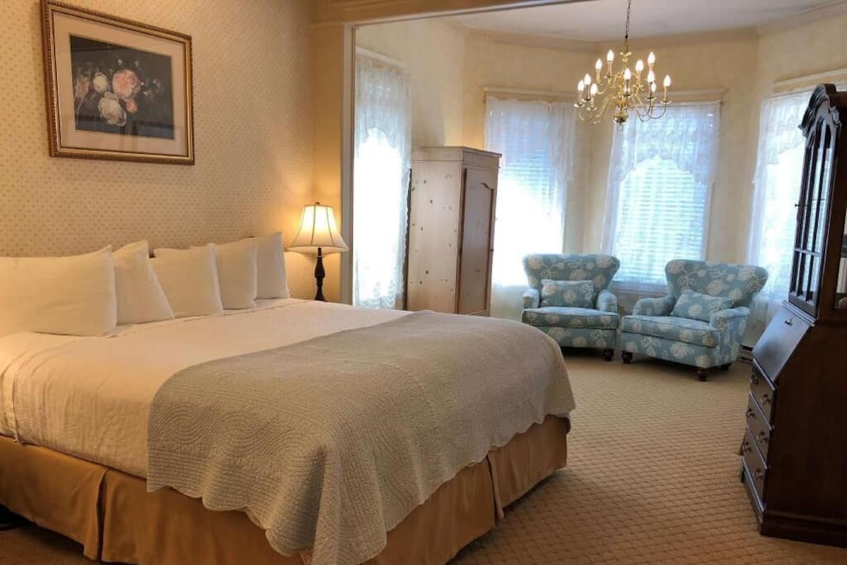 Tabla de planchar con plancha, wifi y ropa de cama