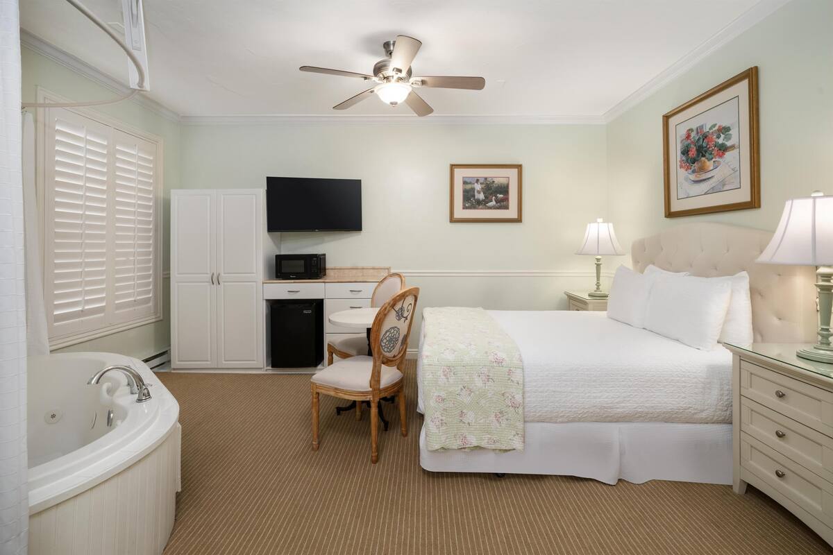 Standard Room, 1 Queen Bed, Accessible, Jetted Tub | Iron/ironing board, WiFi (surcharge), bed sheets