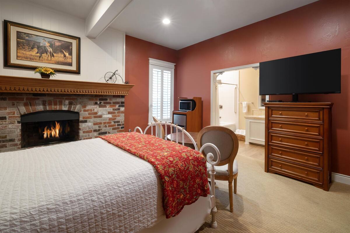 Standard Room, 1 Queen Bed, Non Smoking, Jetted Tub | Iron/ironing board, WiFi (surcharge), bed sheets