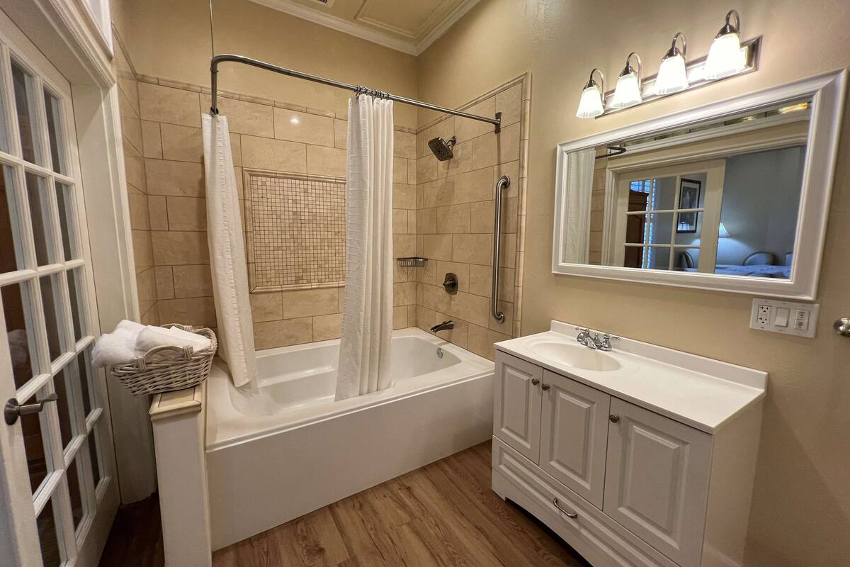 standard room, 1 queen bed, non smoking, jetted tub | bathroom | eco-friendly toiletries, hair dryer, towels