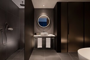 Suite ejecutiva, 1 cama de matrimonio grande | Baño | Cabezal de ducha tipo lluvia y artículos de higiene personal gratuitos
