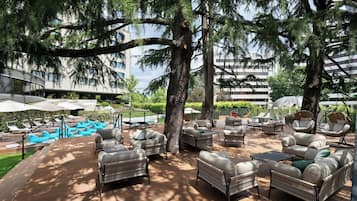 Una piscina al aire libre de temporada