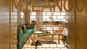Un intérieur moderne avec un mur orné d’un motif géométrique et sur lequel on peut lire le texte « MILANO SANSTRO ».
