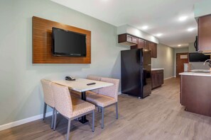Desk, laptop workspace, iron/ironing board, free rollaway beds - Best Western Plus Ahtanum Inn (Yakima)