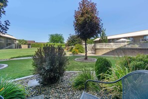 Desk, laptop workspace, iron/ironing board, free rollaway beds - Best Western Plus Ahtanum Inn (Yakima)