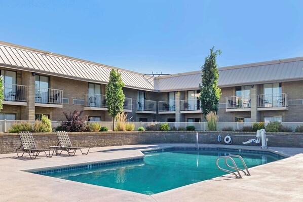 Seasonal outdoor pool, open 8:00 AM to 10:00 PM, pool loungers