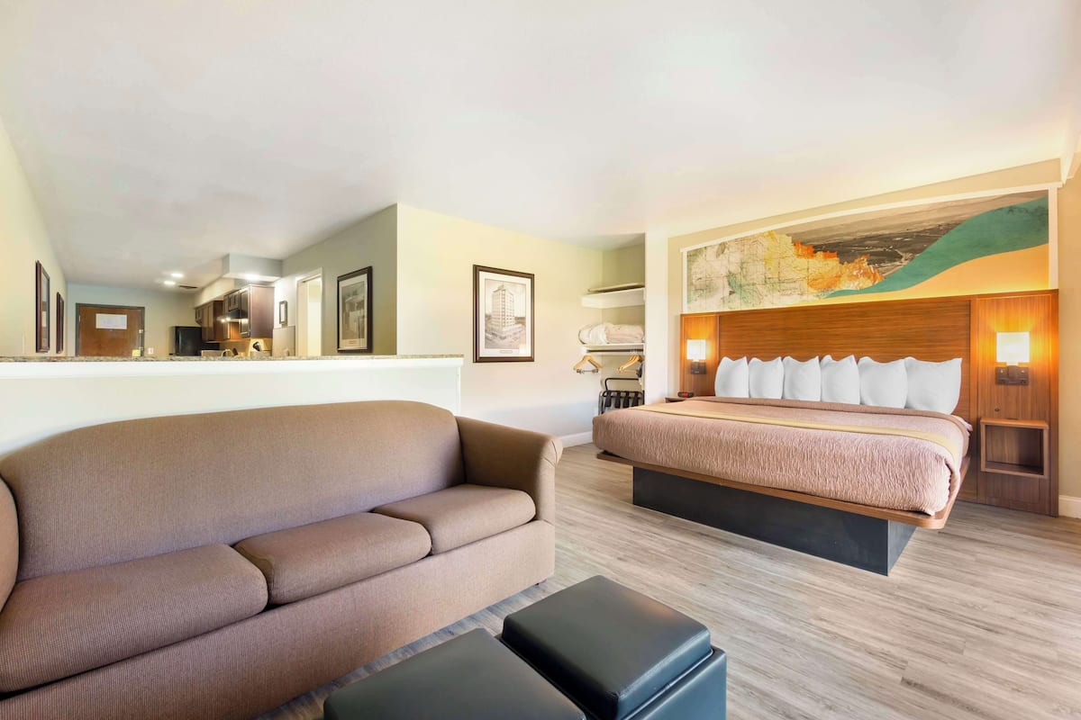 Suite - 1 kingsize-seng - handicapvenligt - ved pool (with Sofabed) | Skrivebord, arbejdsområde til bærbare computere, strygejern/strygebræt