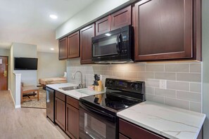 Full-size fridge, microwave, dishwasher, coffee/tea maker - Best Western Plus Ahtanum Inn (Yakima)