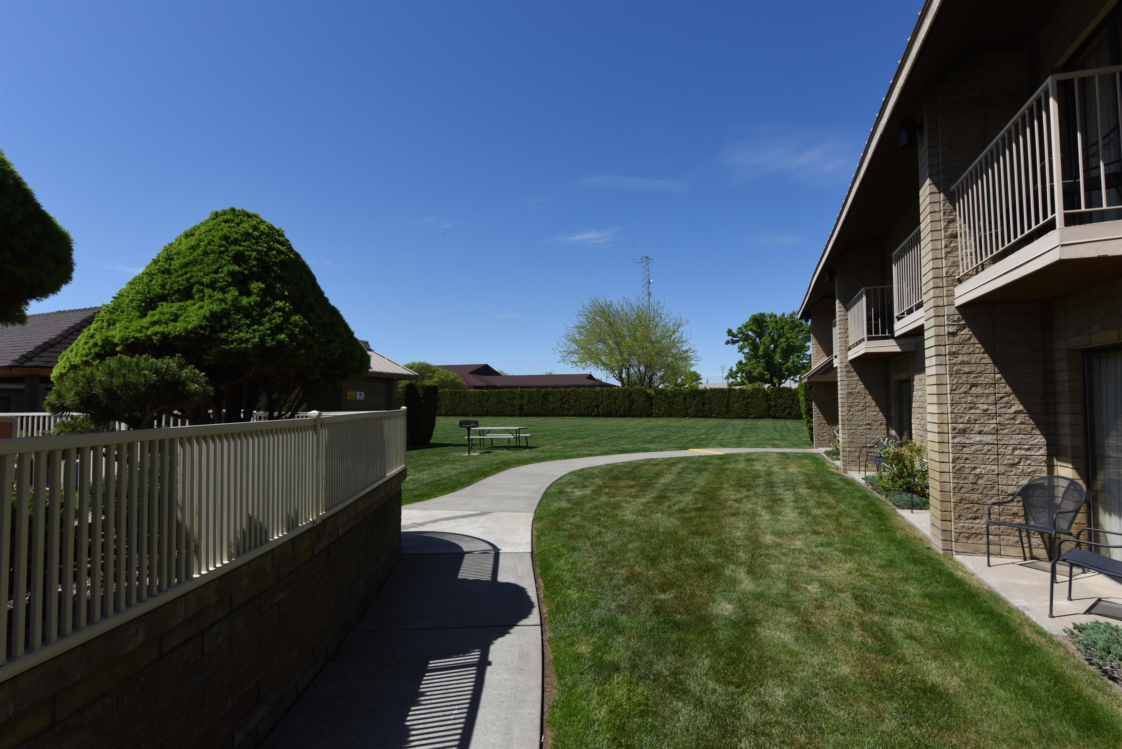 seasonal outdoor pool, open 8:00 am to 10:00 pm, pool loungers