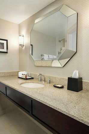 Combined shower/tub, free toiletries, hair dryer, towels