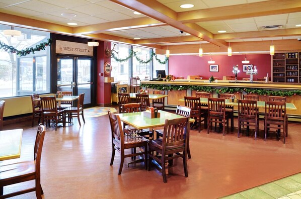 Serveert ontbijt, lunch en diner