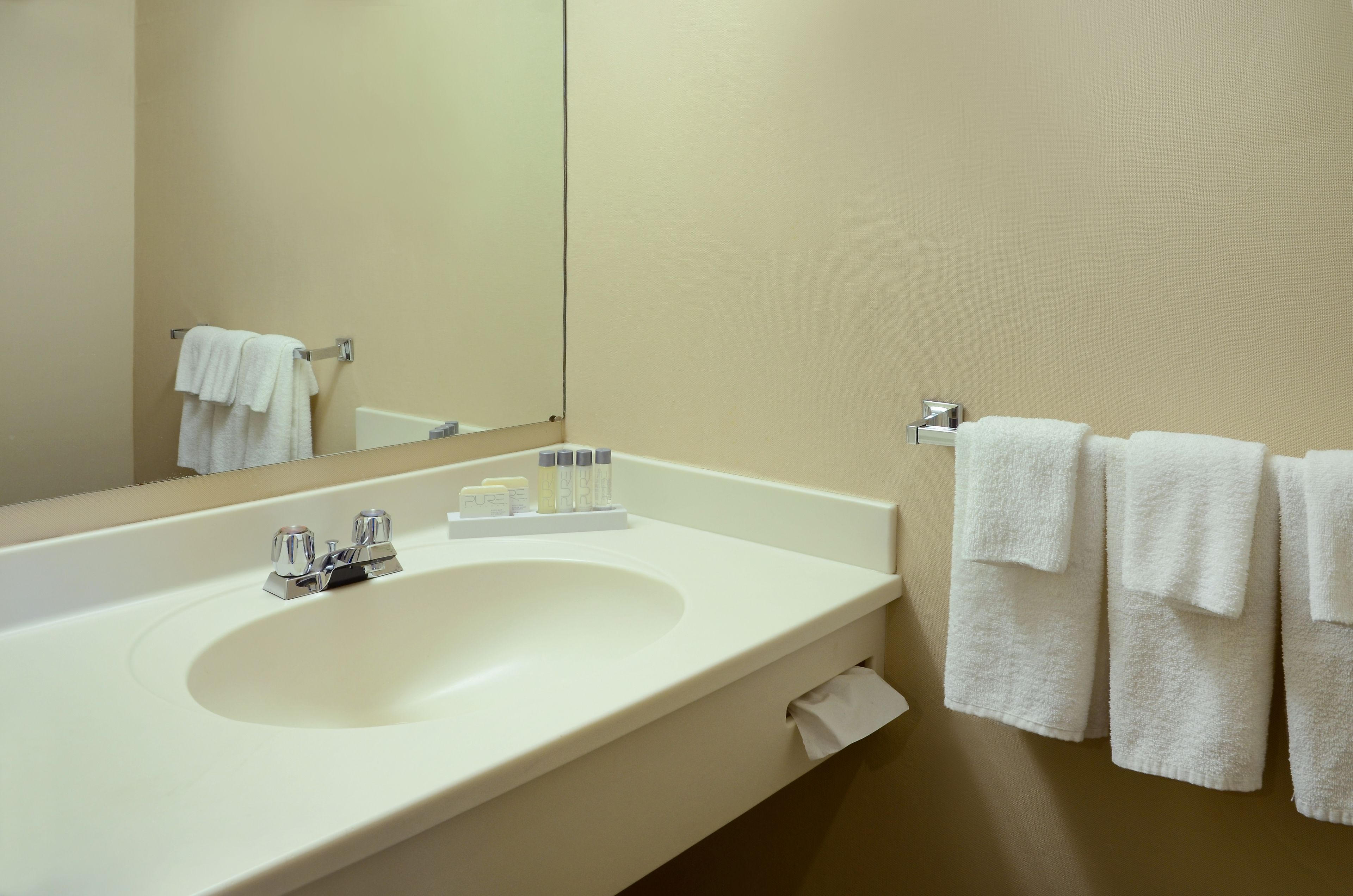 combined shower/bathtub, eco-friendly toiletries, hair dryer, towels