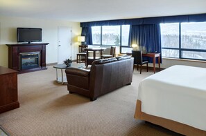 Een bureau, een strijkplank/strijkijzer, gratis wifi, beddengoed