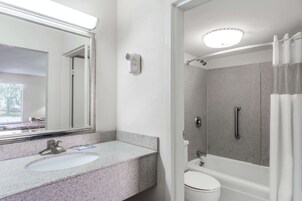 Bañera con ducha, artículos de tocador ecológicos, toallas, jabón