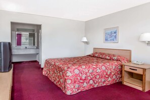 Desk, bed sheets - Knights Inn - Fredericksburg (Fredericksburg)