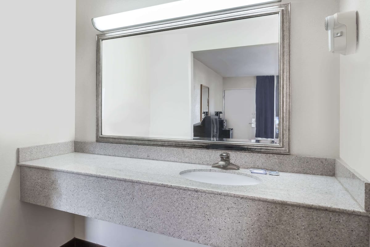 Duschwanne, umweltfreundliche Kosmetikartikel, Handtücher, Seife